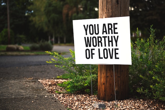 panneau sur un arbre sur lequel il est écrit "You are worthy of love" (ce qui veut dire "tu mérites l'amour" ;) )