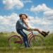 femme embrassant un homme sur vélo