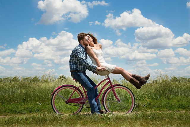 femme embrassant un homme sur vélo